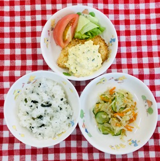 9/3　わかめご飯  魚のタルタルソース  生野菜  ごまサラダ