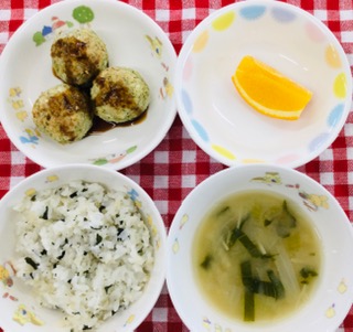 8/8　ハリハリわかめご飯  みそ汁  豆腐揚げボール  オレンジ