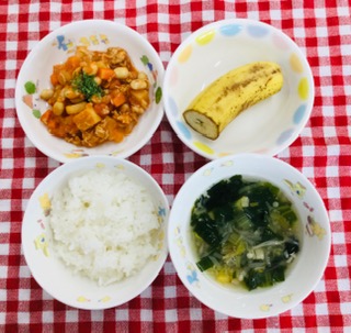 10/2　ご飯　小松菜のスープ　ポークビーンズ　バナナ
