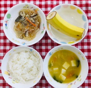 11/13　ご飯  豆腐の味噌汁  さばのきのこがけ  バナナ