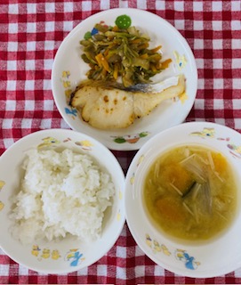 6/22　ご飯  みそ汁  白身魚の照り焼き  ごぼうの炒め煮