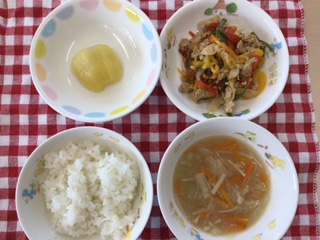 8/28　ご飯　豚肉とカラフルピーマンの照り焼き　キウィフルーツ