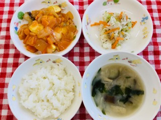 11/28 ご飯  みそ汁  さわらとさつま芋のケチャップ煮  キャベツのゆかりあえ