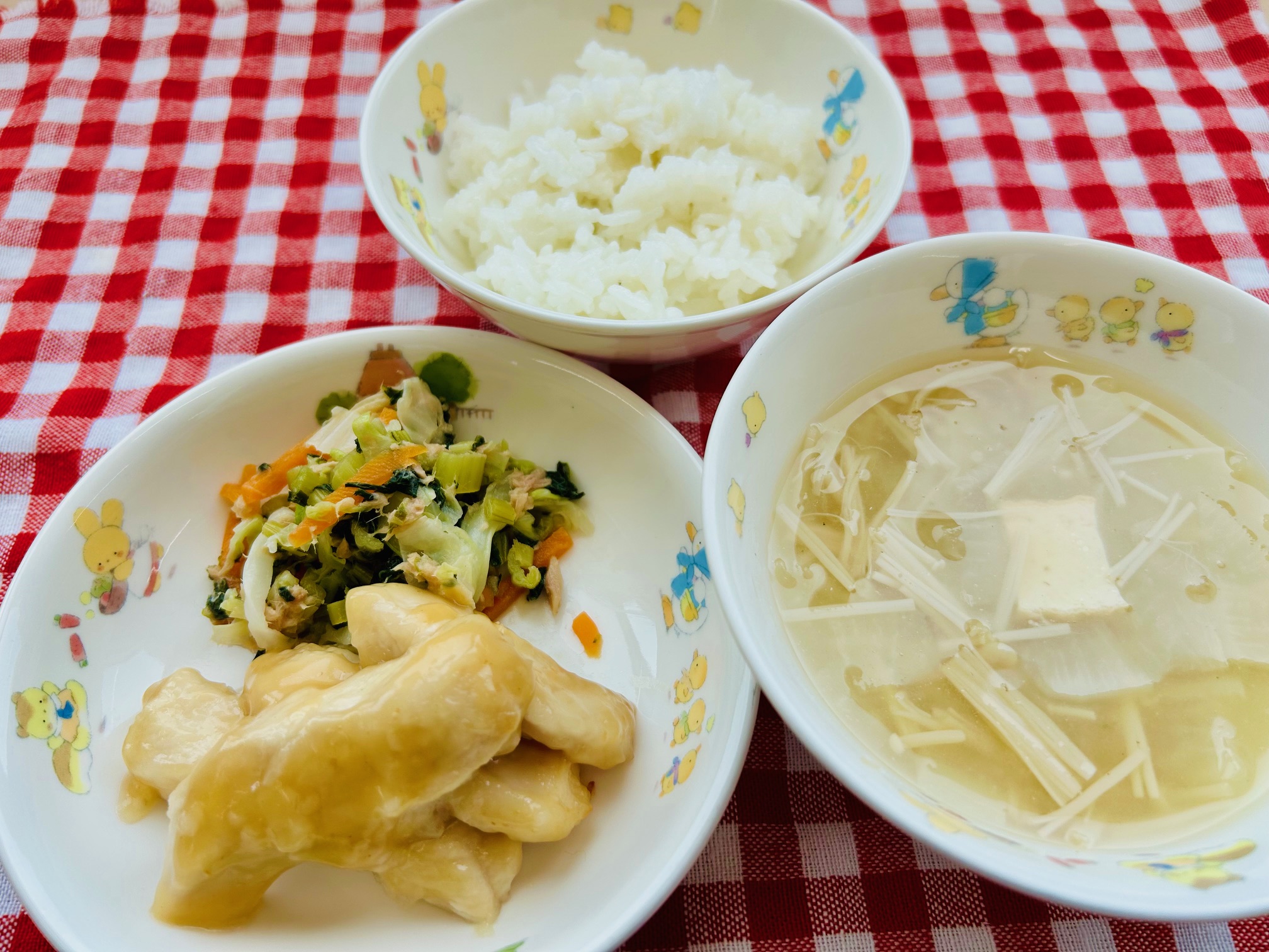 7/4　ご飯　みそ汁　鶏むね肉の照り焼き　小松菜のツナ和え