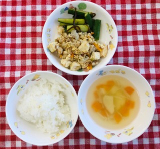 8/21　ご飯  じゃが芋のスープ  豚肉とゴーヤのチャンプルー  きゅうりの昆布あえ