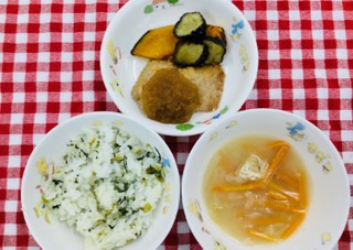 9/11　小松菜ごはん　みそ汁　さばのりんごソースかけ　焼き野菜