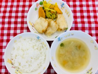 8/25　ご飯  みそ汁  鶏むね肉のレモン焼き　  かぼちゃのマリネ