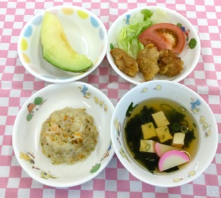7/29　えびピラフ　すまし汁　鶏の唐揚げレモン和え　生野菜　メロン