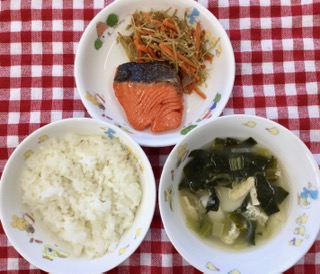 2/4　ご飯　みそ汁　鮭の塩焼き　きんぴらごぼう