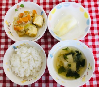 10/16　ご飯　すまし汁　厚揚げと豚肉のみそ煮　りんご