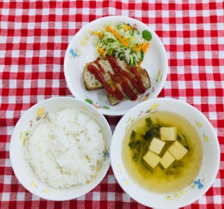 8/13　ご飯　豆腐すまし汁　ミートローフ　切干大根のサラダ
