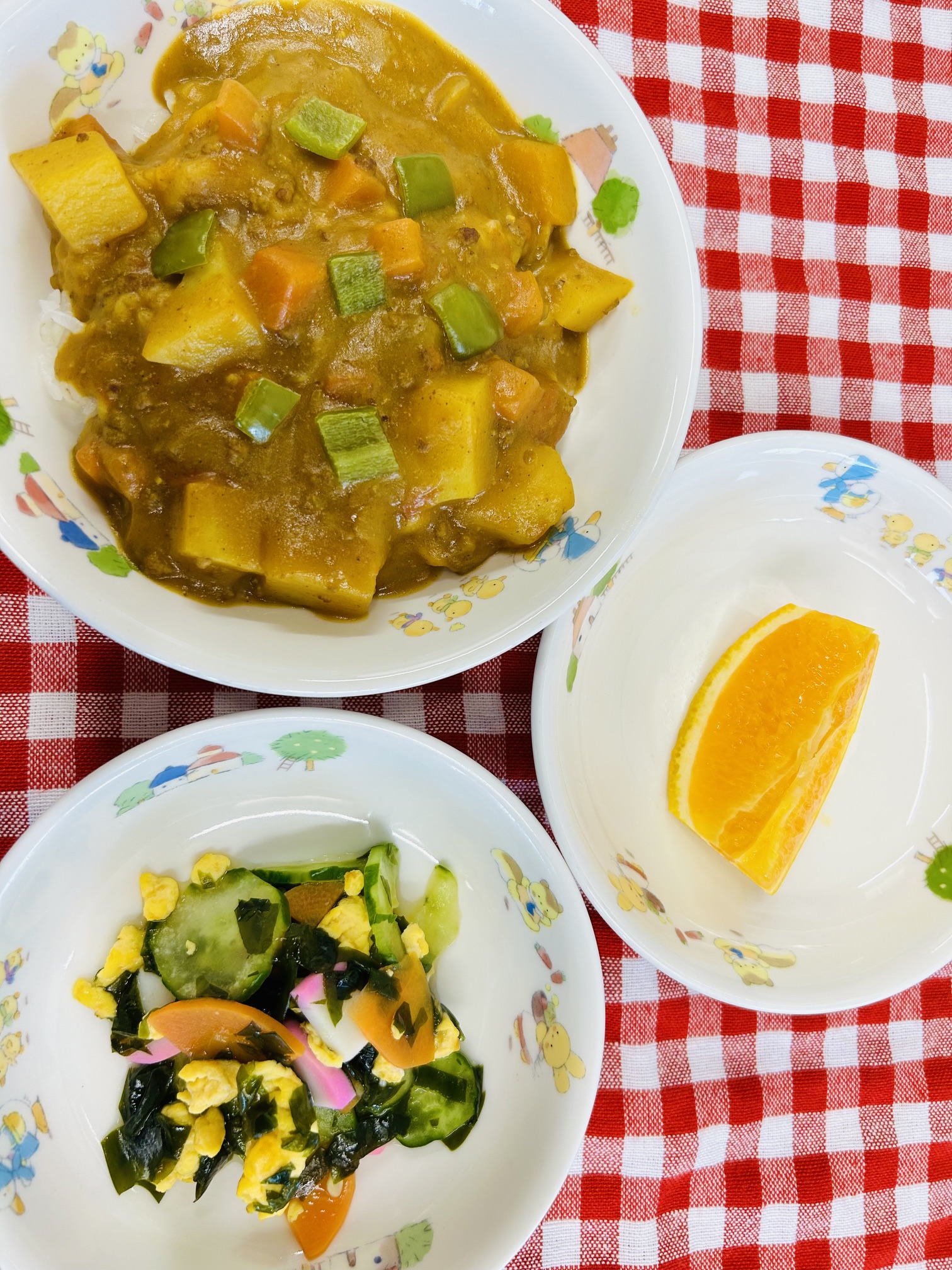 7/17　野菜カレー　若布と胡瓜の酢物　オレンジ