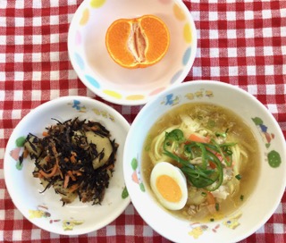 2/2　かんとん麺　ひじきと馬令の煮つけ　ぽんかん