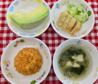 8/26　チキンライス　豆腐スープ　一口かつ　生野菜　メロン