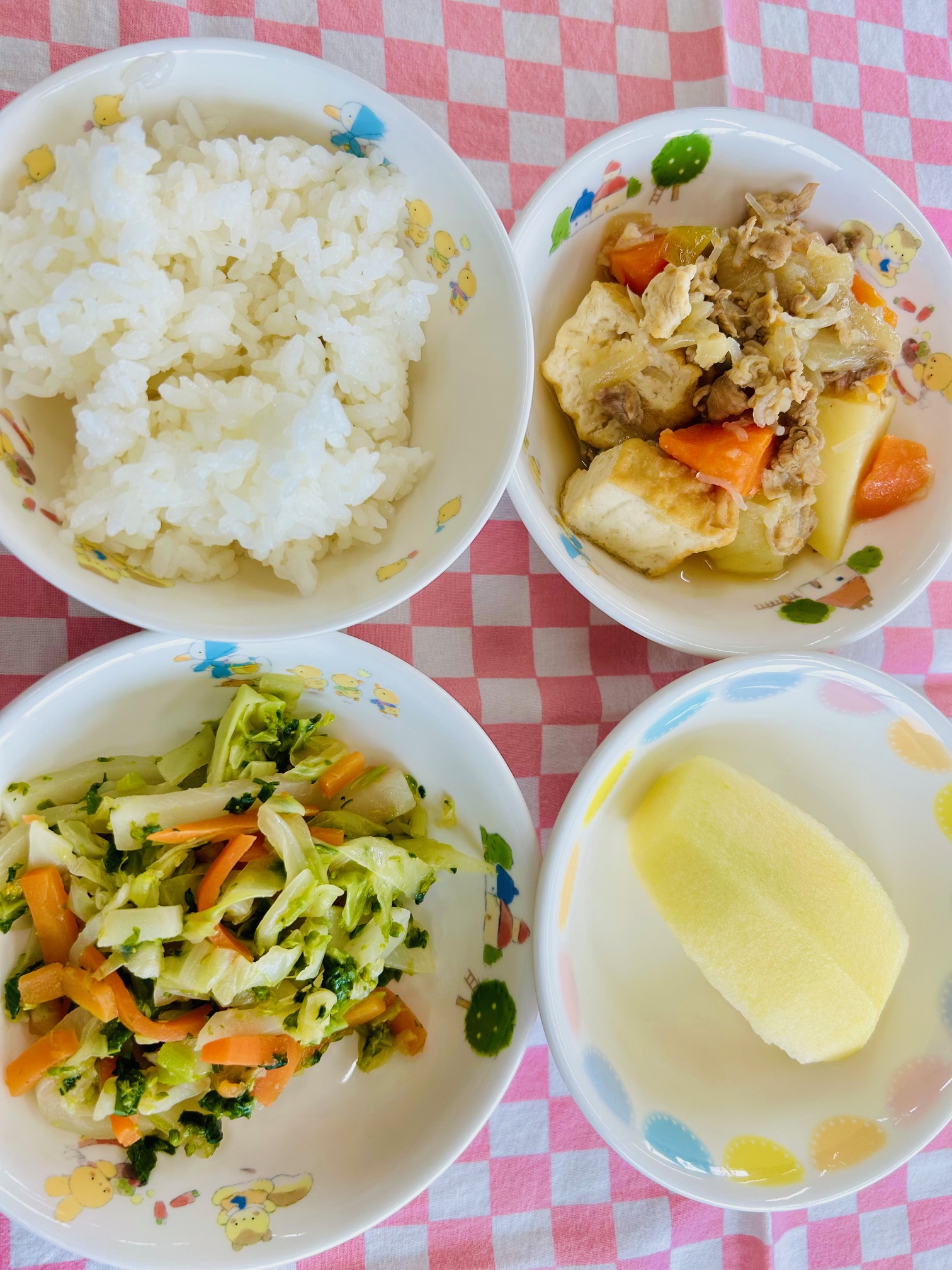 2/26　ご飯　肉じゃが　菜花とキャベツのさっと和え　りんご