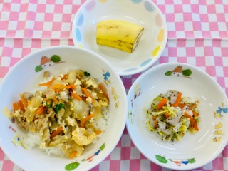 1/6　親子丼　白菜のゆかり和え　バナナ