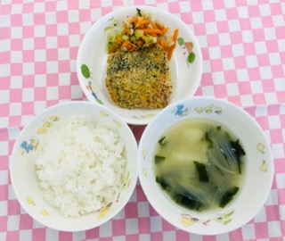 10/17　ご飯　みそ汁　鮭の香草揚げ　チンゲン菜のおかか和え