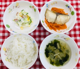 10/8　ご飯　すまし汁　さわらと人参の煮物　ポテトサラダ