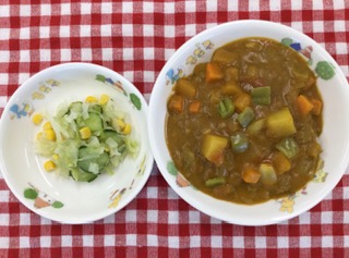 8/19　野菜カレー　コーンサラダ　すいか