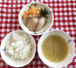 8/4　ご飯  みそ汁  さばの塩焼き  卯の花   