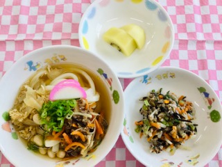 4/14　肉うどん　もやしのツナ酢あえキウィフルーツ