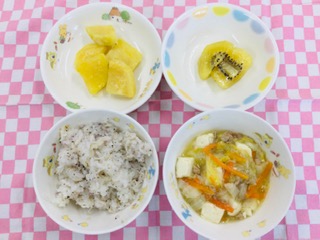 11/12　ハリハリゆかりご飯  豆腐の旨煮  さつま芋のレモン煮  キウィフルーツ