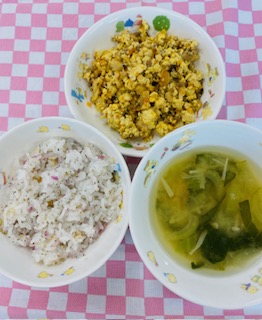 7/2　ゆかりご飯　みそ汁　炒り豆腐