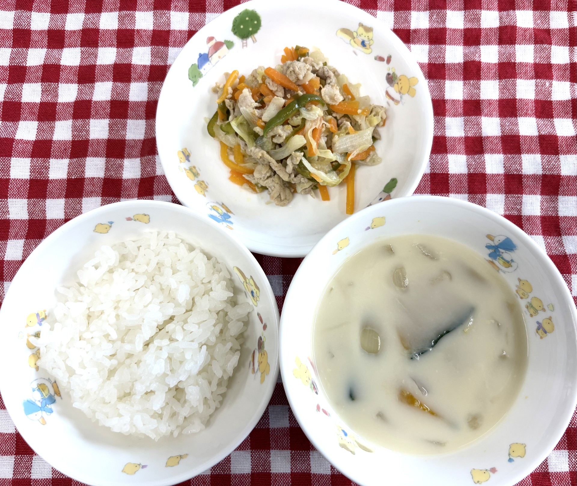 7/9　ご飯　豆乳汁　豚肉と野菜のカレー炒め