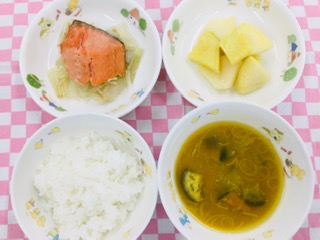 9/29　ご飯　みそ汁　鮭の酒蒸し　さつま芋のりんご煮