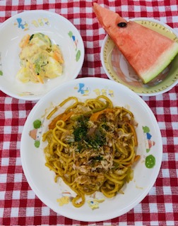 7/21　焼きそば　シーチキンサラダ　すいか
