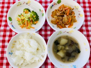 11/19　ご飯　みそ汁　豚肉と玉ねぎのソテー　蒸し野菜のサラダ