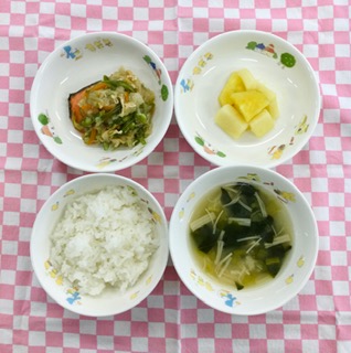 7/10　ご飯　みそ汁　鮭の野菜あんかけ　さつま芋のりんご煮