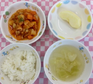 1/23　ご飯　はるさめスープ　ポークビーンズ　りんご