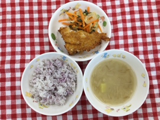 7/30　ゆかりご飯  みそ汁  白身魚のコーンフライ  野菜のごま和え