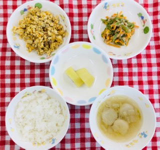 7/18　ご飯　すまし汁　炒り豆腐　ピーマンの和え物　キウィフルーツ