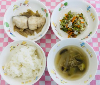 8/7　ご飯　みそ汁　さわらとごぼうの煮つけ　野菜のゆかり和え