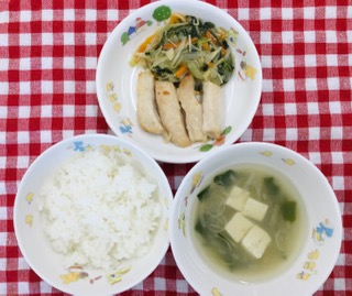 5/25　ご飯  豆腐みそ汁  鶏むね肉のふっくら焼き  チンゲン菜のとろみ炒め