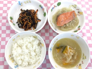 1/8　ご飯  みそ汁  鮭の酒蒸し  ひじきの煮物   