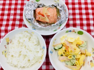 12/25　ご飯　白身魚の包み焼き　マカロニサラダ　バナナ