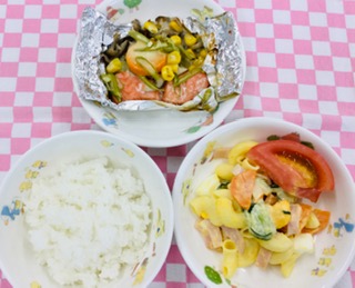 8/22　ご飯　鮭のホイル焼き　トマト　マカロニサラダ