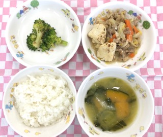 1/29　ご飯　みそ汁　豚肉のすき焼き風煮物　ブロッコリーのおかか和え