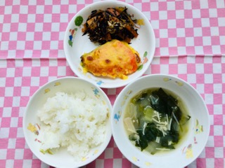 ３/18　ご飯  みそ汁  鮭のサラダ焼き  ひじきの煮物