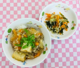 8/12　厚揚げの中華丼　もやしとわかめのナムル