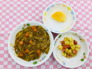 10/7　きのこカレー　さつま芋サラダ　柿