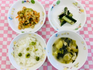 5/14ピースご飯  みそ汁  豚肉と野菜のカレー炒め  きゅうりのゆかり和え