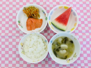 7/24　ご飯　みそ汁　さけの塩焼き　きんぴらごぼう　すいか