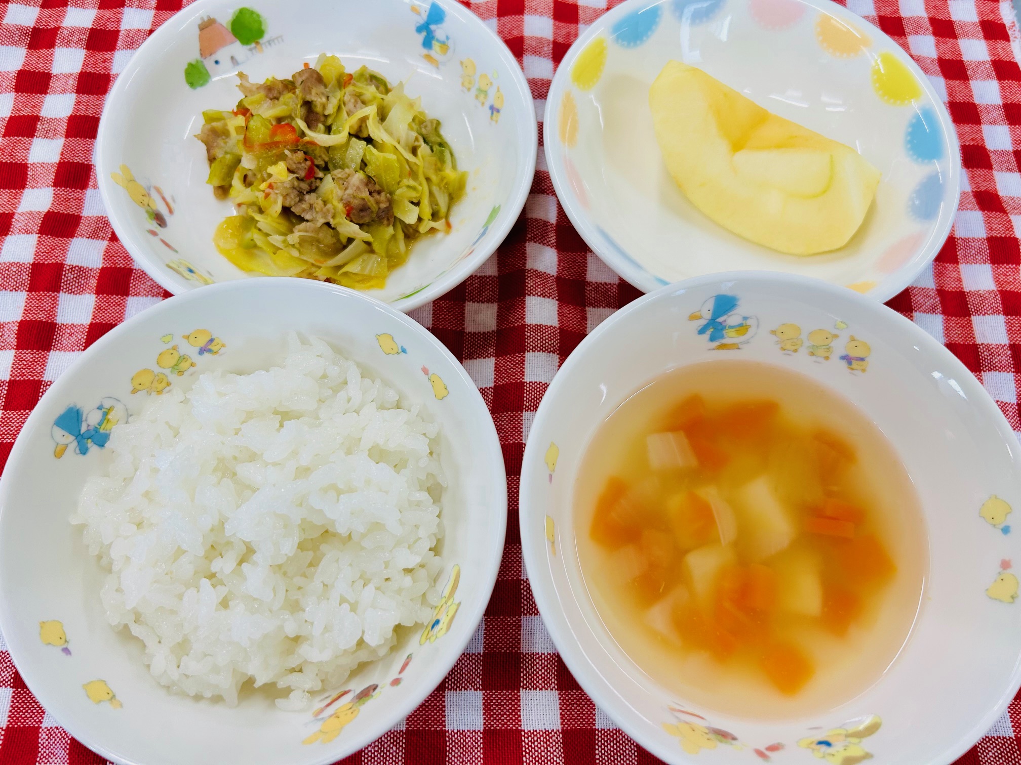 3/4（月）  ご飯  じゃが芋のスープ  豚肉とキャベツの味噌炒め  りんご