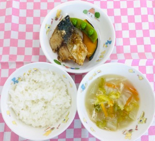 4/9　ご飯  みそ汁   魚とかぼちゃの甘酢和え  ゆでスナップエンドウ