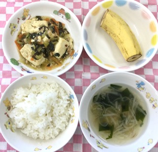 ２/18　ご飯  若布スープ  豆腐の野菜そぼろ煮  バナナ