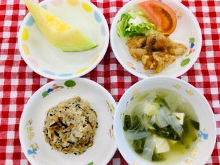 ９/16 ひじきご飯  豆腐スープ  鶏の唐揚げ  生野菜  メロン